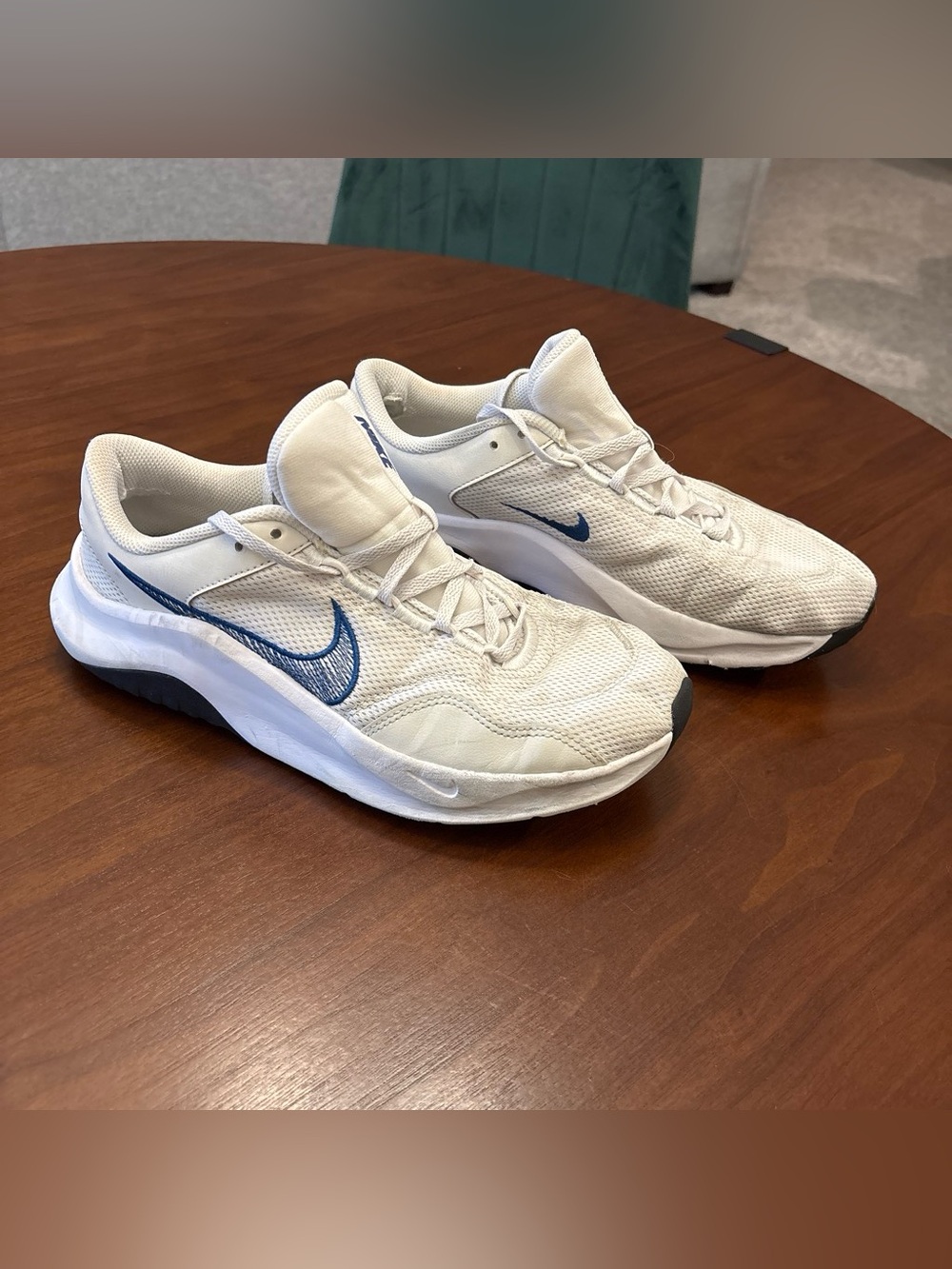 Nike Men's White and Blue Cushioned Run Sneakers
